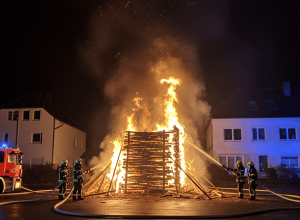 Incendiu la Rudersberg: Stivă de Lemne în Flăcări, Pagube de 50.000 de Euro