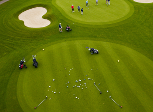 Fractură de maxilar! Jucătorii de golf se bat brusc