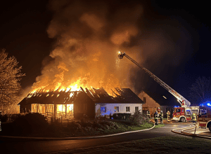 Incendiu devastator de Vinerea Mare: 400.000 de euro pagube, casă nelocuibilă, 5 răniți