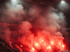 Atac la adresa ultrașilor HSV după incidentul cu rachete de pe Schalke