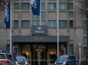 Un bărbat rănit într-un schimb de focuri în fața hotelului Hilton din Berlin