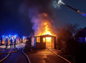 Incendiu puternic în Moers: O cabană și o motocicletă, distruse de flăcări