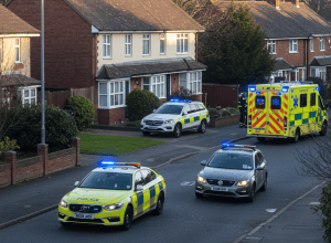 Bărbat baricadat în toaletă după o ceartă cu o femeie - Poliția îl eliberează cu o rană de înjunghiere