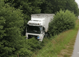 Șofer de camion (26 de ani) a ajuns într-un șanț pe Barntruper Straße