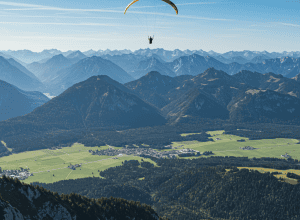 Trei răniți în Bavaria - Pilot de parapantă (32) se prăbușește într-un grup de excursioniști