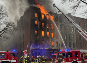 Incendiu major într-o locație de evenimente din Wedel în duminica de Paște