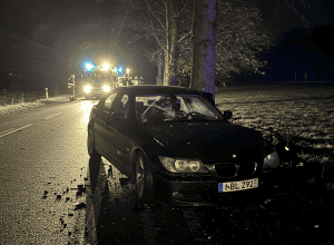2 morți într-un accident cu un copac - Doar șoferul (21) a supraviețuit în această epavă
