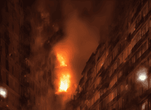 Suspiciune de incendiere – O mamă beată a dat foc lângă bebeluș și copii