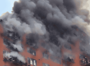 Incendiu în Bremen: Pompierii salvează locatari