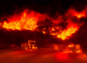 Camion încărcat cu spray-uri a luat foc pe autostradă