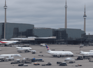 Schimb de focuri la aeroportul din Toronto, terminal blocat