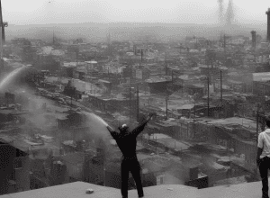 Evadare în timpul arestării - un tânăr de 18 ani aruncă cu țigle în polițiști