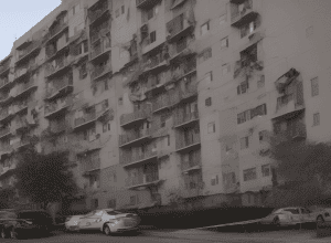 Strigăte dintr-un apartament – Poliția găsește un bărbat mort și o femeie rănită