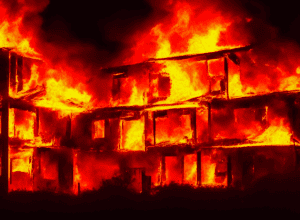 Incendiu devastator la Northeim: O casă distrusă de flăcări