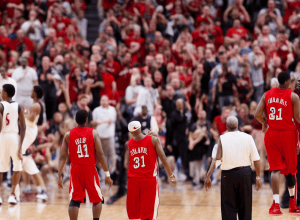 Star NBA asaltat pe teren – Un spectator îl atacă pe superstar!