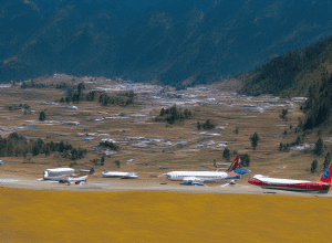 Regina Suthida ca copilot – Regele Thailandei își pilotează propriul Boeing în Bhutan