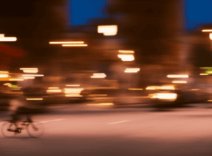 Atac cu arme de jucărie în Nürnberg: Tineri împușcă bicicliști dintr-o mașină