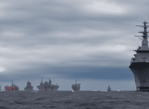Navă militară escortează un convoi - Fregata rusească se deghizează în chineză în Marea Baltică