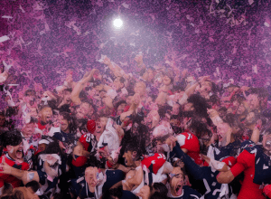 Garantat hit! - Promovata în Premier League sărbătorește cu o icoană pop