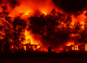 Incendiu la o cabană de grădină - Doi adolescenți răniți la o petrecere aniversară