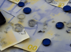 Bărbat arestat în Stuttgart pentru plată cu bani falsificați și trafic de droguri