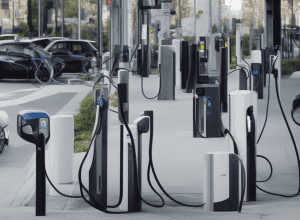 «Cu cât sunt mai tineri, cu atât mai mult...» - Sondaj surprinzător despre mașinile electrice!