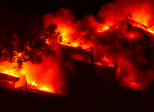 O persoană dispărută și un cadavru găsit după un incendiu într-o locuință