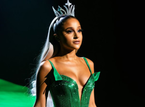 Ariana Grande, o viziune "Wicked" în rochii spectaculoase inspirate de Orașul de Smarald