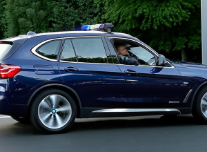 Bărbați deghizați în polițiști au împușcat un șofer și i-au furat BMW-ul în Berlin