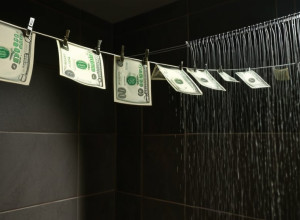 Spălare de bani la propriu: Bancnote uscate pe sârmă de rufe, descoperite de poliția braziliană