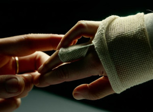 Probleme cu piercingul? Fiica lui Kim Kardashian, North, vizită un medic