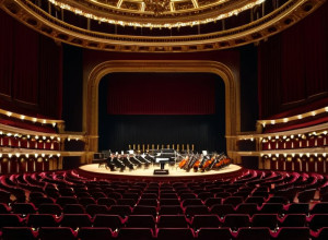 Paniz Faryousefi: O femeie dirijează Orchestra Simfonică din Teheran după 46 de ani de interdicție