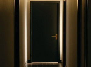 Bărbat (44) își atacă vecina de 86 de ani în Würzburg, provocându-i multiple fracturi