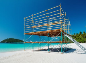 Construcție suspendată pe plaja Kelingking din Bali: Schela distruge peisajul paradisiac