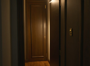 Crimă șocantă în Süderbrarup: Femeie de 48 de ani găsită înjunghiată mortal, un suspect arestat