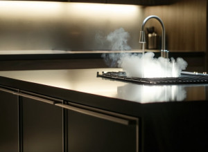 Mama spăla vase, ignorând cum fiul ei a luat foc