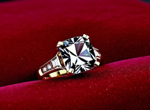 Miley Cyrus s-a logodit: un inel spectaculos de 387.000 de euro a fost admirat la premiera "Avatar"