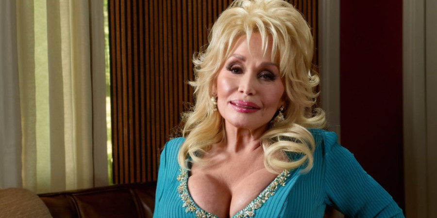 Dolly Parton își célébrează aniversarea de 80 ani: «Mă aștept să rămân ca o tatălțe!»