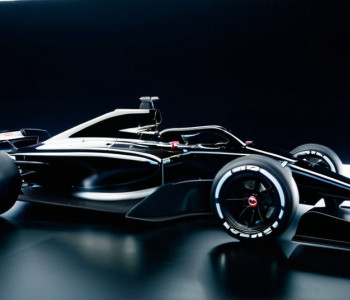 Michael Olise de la Bayern, cu șlapi la o ședință foto importantă pentru Audi Formula 1