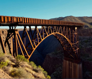 Aventură uimitoare în Mexic: Extremiștii traversează un canion pe un vechi pod feroviar