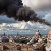 Conclavul pentru alegerea Papei: prima zi s-a încheiat fără rezultat, fumul negru a apărut cu întârziere
