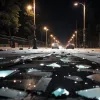 Incident periculos în Kassel: Un necunoscut a aruncat sticle pe stradă, un autovehicul a fost avariat