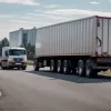 Șofer de camion prins între vehicule pe terenul unei firme din Germania