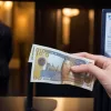 Un bărbat din Erfurt a încercat să plătească cu o bancnotă falsă la un club de noapte