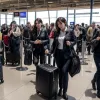 Scandal pe aeroport: Un canadian a atacat și agresat pasageri