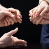Moment bizar la summit: Erdogan și Macron, o strângere de mână neobișnuită și "duelul degetelor"