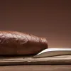 Meserie rară în Germania: Un adolescent de 17 ani a devenit cel mai tânăr maestru în rularea manuală a trabucurilor