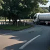 Accident în Germania: o cisternă cu lapte s-a răsturnat, 20.000 de litri s-au vărsat într-o curte