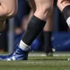 Incident șocant pe teren: Jucătorul lovește adversarul cu crampoanele în cap sub ochii arbitrului