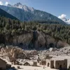 Dezastru natural în Elveția: Alunecarea de teren a "înghițit" un sat, pe versant a apărut o "față" din pietre